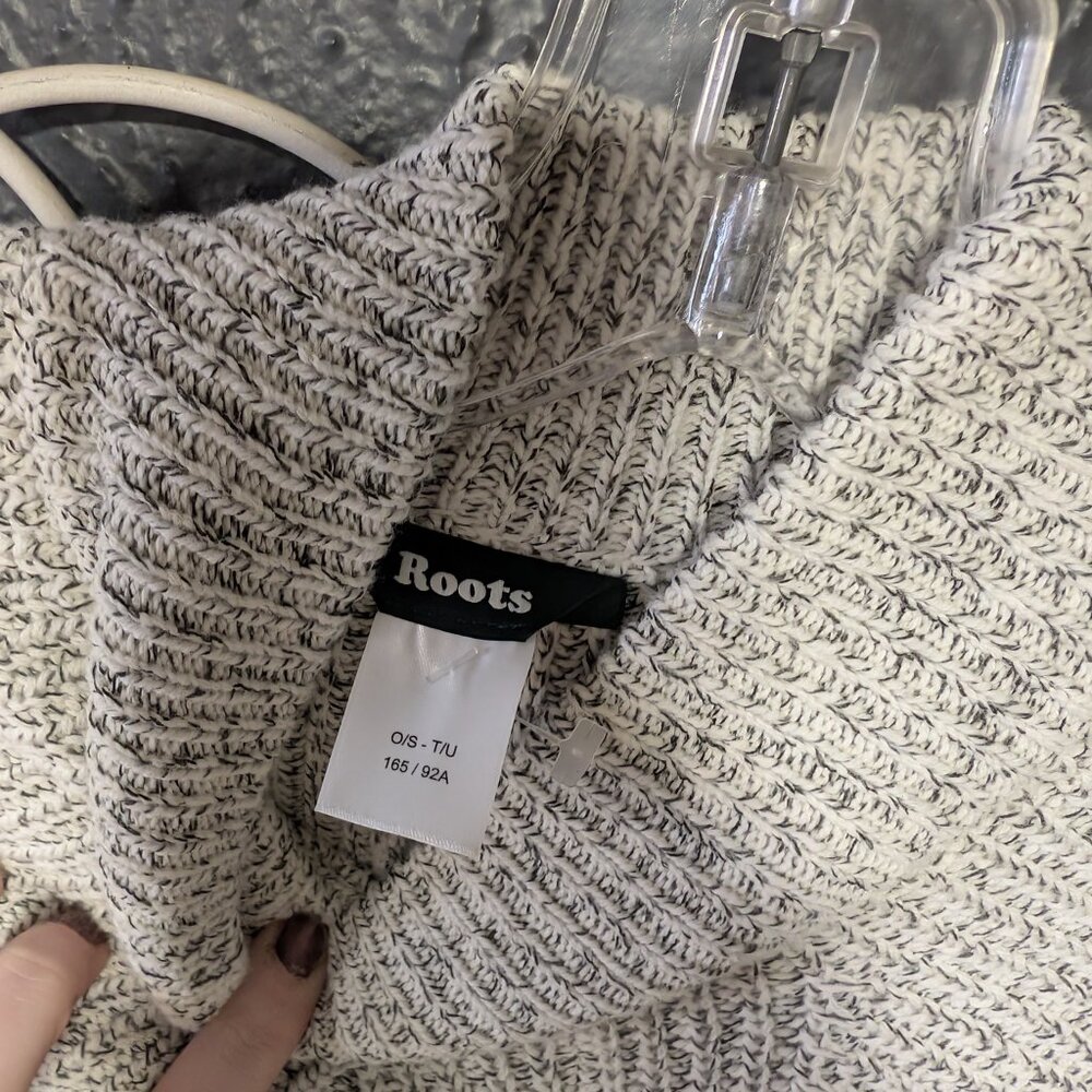 One Size Roots Salt & Pepper Poncho. - Picture 4 of 4